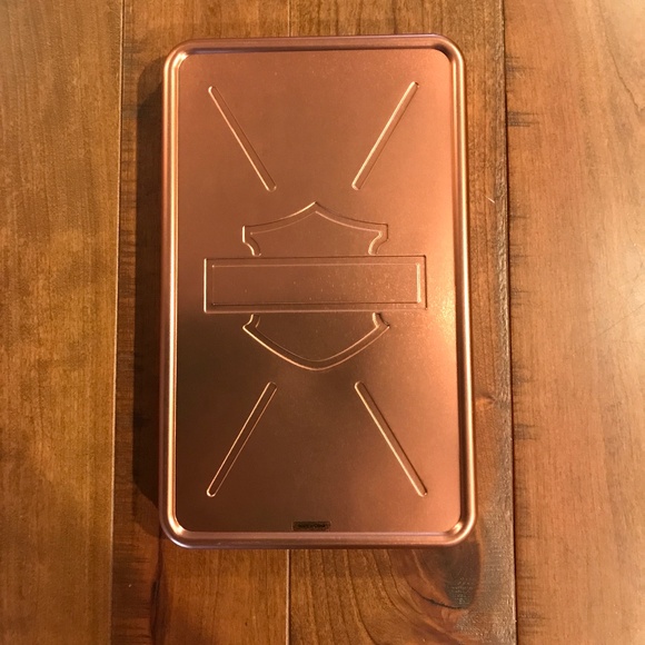 HARLEY-DAVIDSON MUSEUM 2013 110TH ANNIVERSARY TIN WITH KEY CHAIN AND BOOKLET - Picture 2 of 9